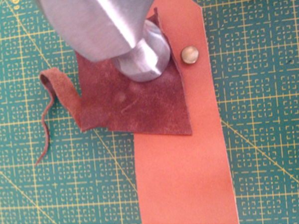 Lysestager til bloklys i læder - DIY guide. Step 5