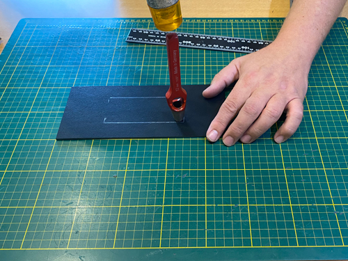 Glasbrikholder i læder - DIY guide step 5