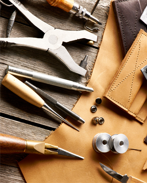 Materiale, tilbehør og værktøj til læder DIY-projekter.